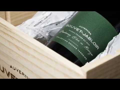Du cep à la bouteille en passant par la cave, découvrez les différentes étapes de l'élevage du Chardonnay Grands Terroirs, un cru parcellaire issu d'un micro-climat unique. Domaine Bouvet-Jabloir.