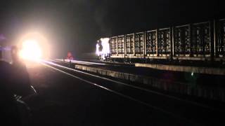 preview picture of video 'persilangan kereta api malam hari di stasiun ceper'