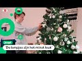 Jente verdient geld met kerstbomen versieren