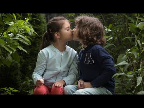 OTECKOVIA - Julka a Max na rande: Ľúbim ťa až do neba