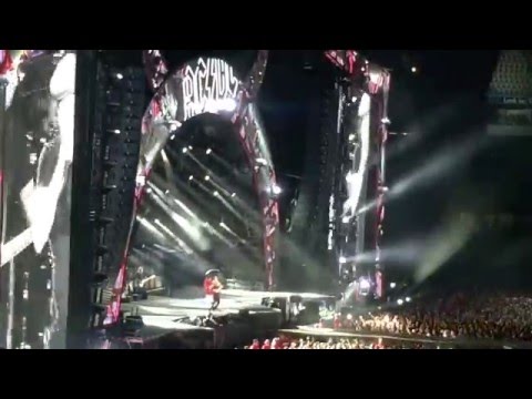 2015.12.06 ACDC perform Back in Black