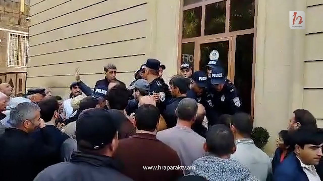 Գյումրու քաղաքապետարանում իրավիճակը շարունակում է լարված մնալ. ժամանել են պատգամավորներ