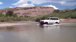preview picture of video 'Crossing the Dolores River in our Toyota Landcruiser'