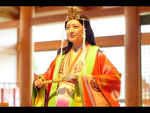 Let's relive this shimmering and illusory age of Japan, 1000 years ago. [commentary of a curator]