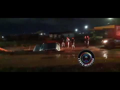 Motorista embriagado cai com carro em vala ao fugir da polícia na zona leste