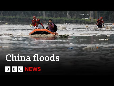 China floods: Heavy flooding sees tens of thousands evacuated | BBC News