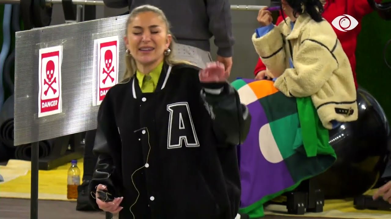 Vesa kthen oborrin e Big Brother në skenë koncerti! Këndon dhe repon nën reshjet e shiut