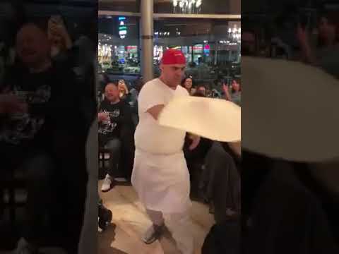 Когда пришел в пиццерию покушать, но застал такое шоу