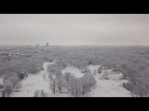 Der Englische Garten im Überflug (4K Video Footage) - Winter in München