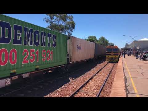 NR111-NR105-NR97 6PM7 Pacific National Intermodal from Perth to Melbourne at Port Augusta 22-10-2017