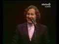 Jean Jacques Debout   à la porte du garage de Charles Trenet 1982