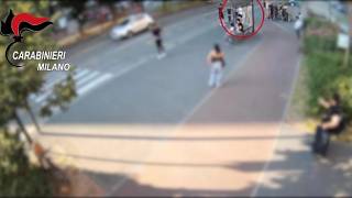 Milano, aggrediscono un ragazzino alla fermata del metrò con un machete e lo rapinano: due in car...