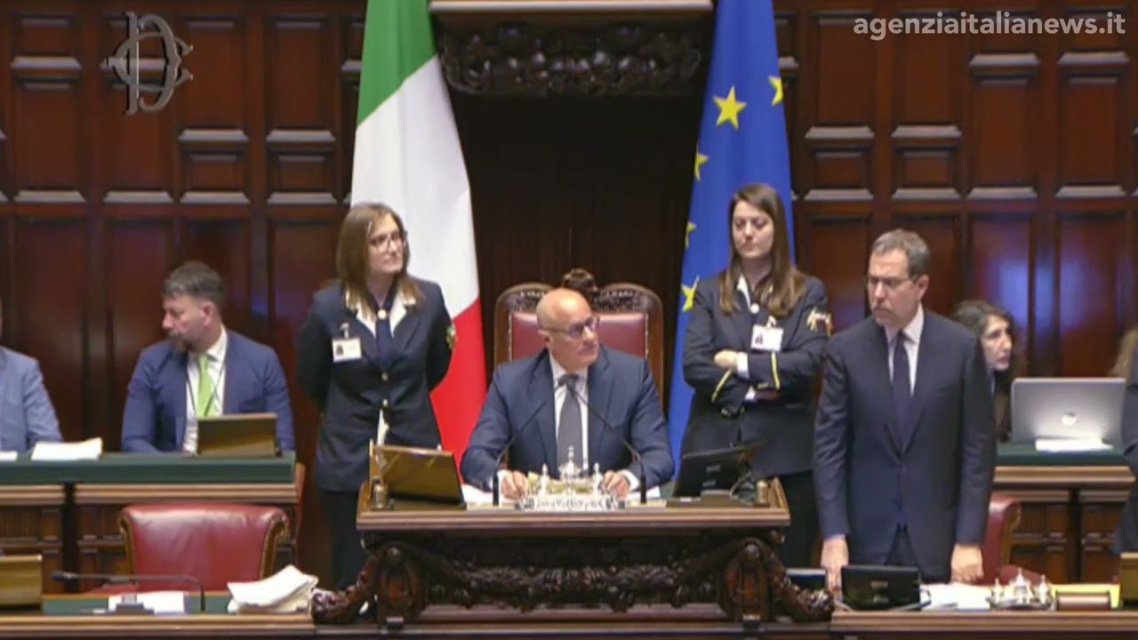 DEPUTATI CANATNO IN CORO L'INNO D'ITALIA: MOMENTO DI UNITÀ TRA MAGGIORANZA E OPPOSIZIONE