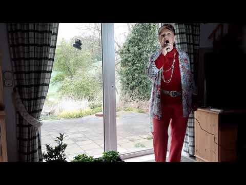 Klarinettenmuckl-Jodler-Dixie. Jodlerin Uschi Bauer probt für ihren Weltrekord im  Schnelljodeln