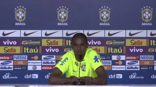 Fernandinho fala da disputa por posição