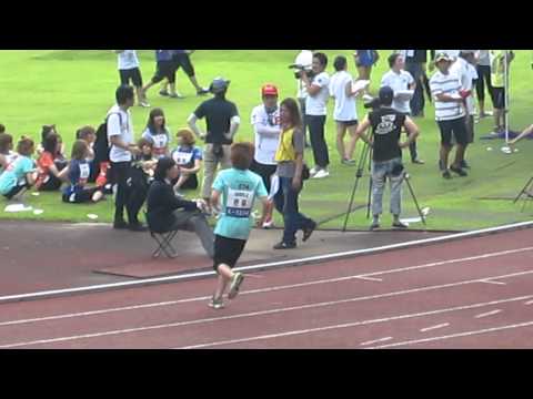 110827 Onew running across the track just before girls' 100m sprint