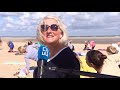 Beachyoga: 'Ik scheur uit m'n hempie!'