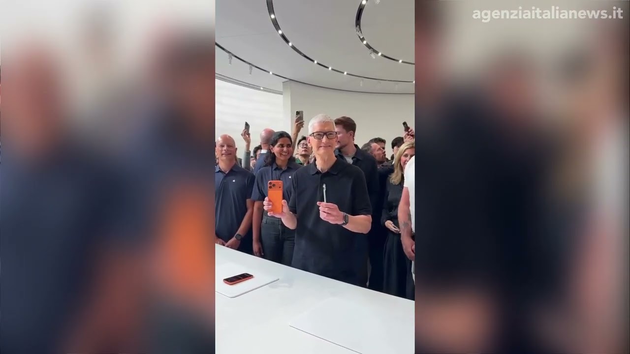 TIM COOK PRESENTA I NUOVO IPHONE 17 PRO