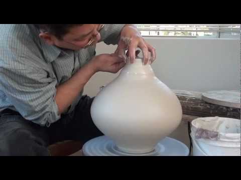 80. Throwing a Flatened Round Porcelain Bottle with Hsin-Chuen Lin