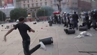 Estintore contro la polizia, le immagini della guerriglia in piazza Duomo a Milano
