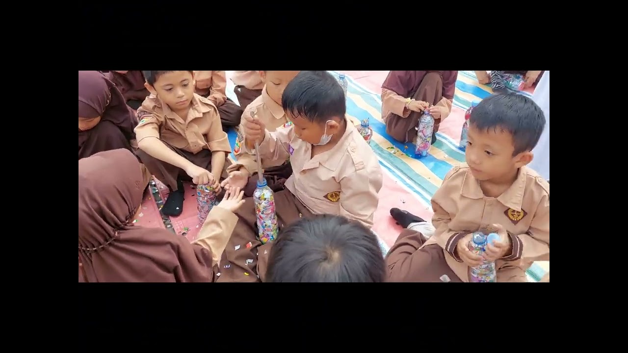 Projek Penguatan Profil Pelajar Pancasil (P5) SDN 116 Palembang Fase A kelas 1 membuat Ecobrick