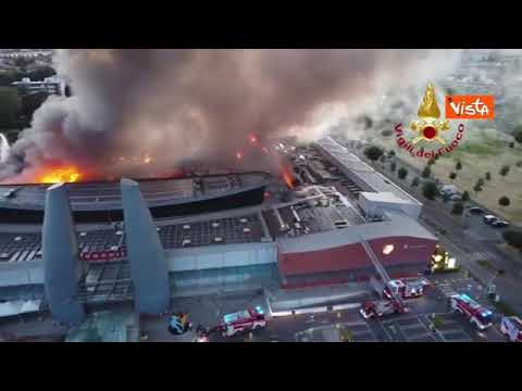 Incendio in un centro commerciale a Firenze: le immagini del drone