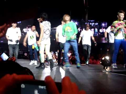 SHINee - Replay at SMTown 2010, Los Angeles (and their speech)
