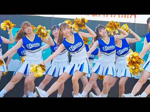 120「チアダンス」 鮮やかな青と白のユニフォーム！柄もなかなかいいですよね〜