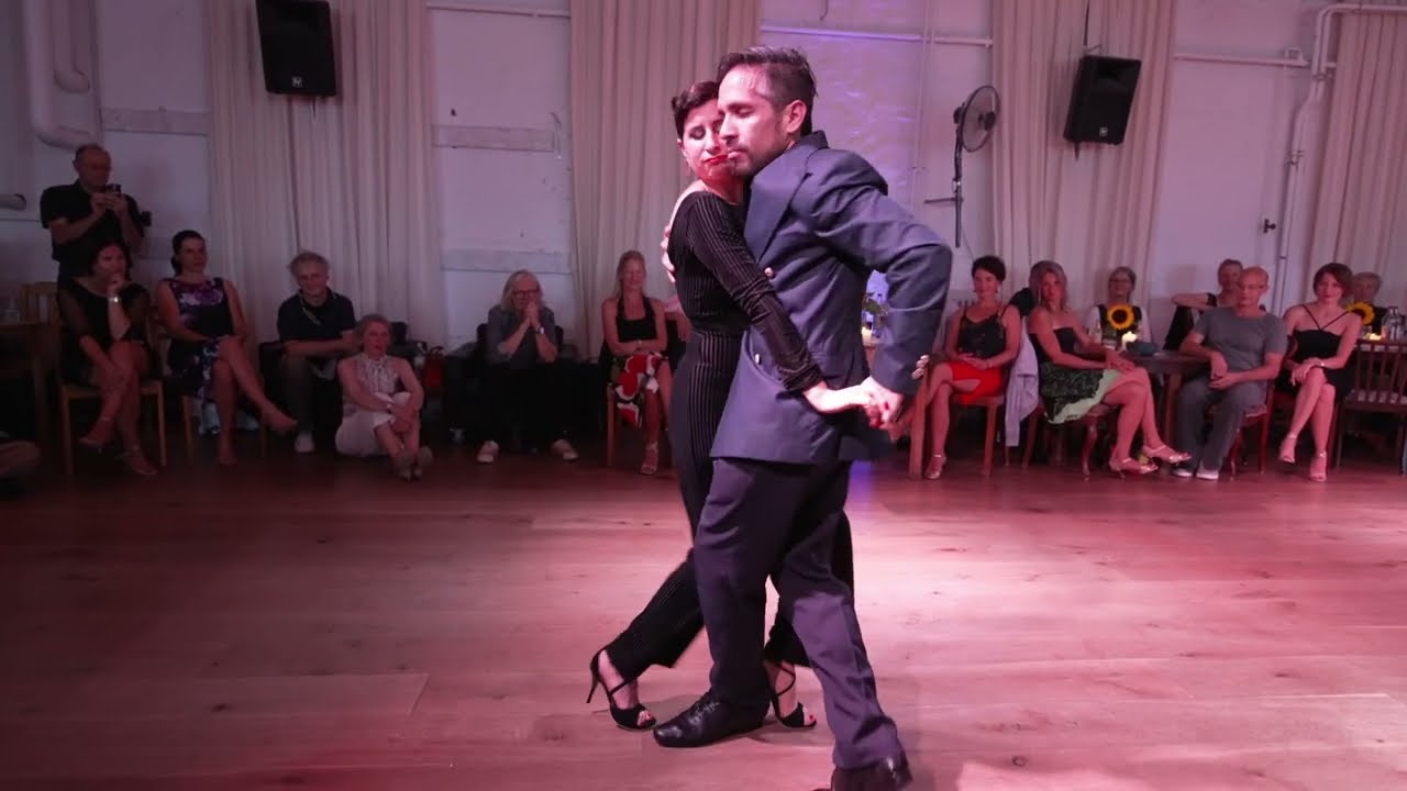 Mariela y Guillermo 2/4, el abrazo Hamburg, 2022/05 - Esta Noche Me Emborracho