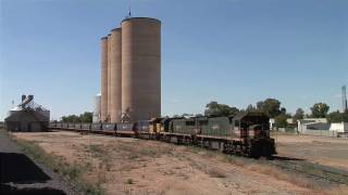 preview picture of video 'Freight Trains: PN Grain at Quambatook.  Sun 15/01/12'