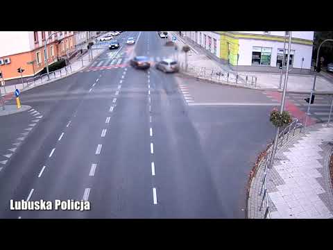 Niebezpieczny wypadek uchwyciła kamera monitoringu. Zawsze zatrzymuj się na czerwonym świetle!