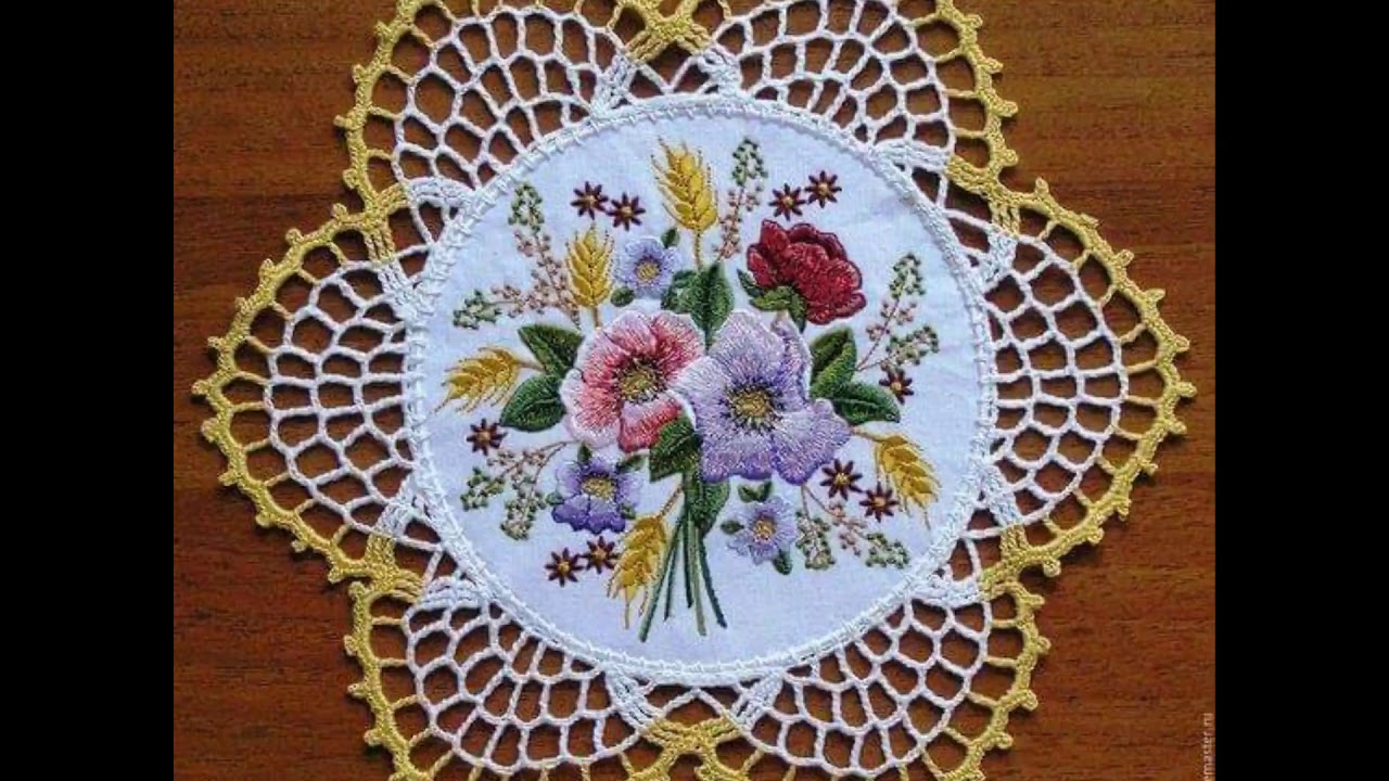 Nappe en crochet avec broderie