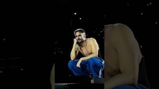 marco mengoni si emoziona ascoltando il pubblico che canta “esseri umani”