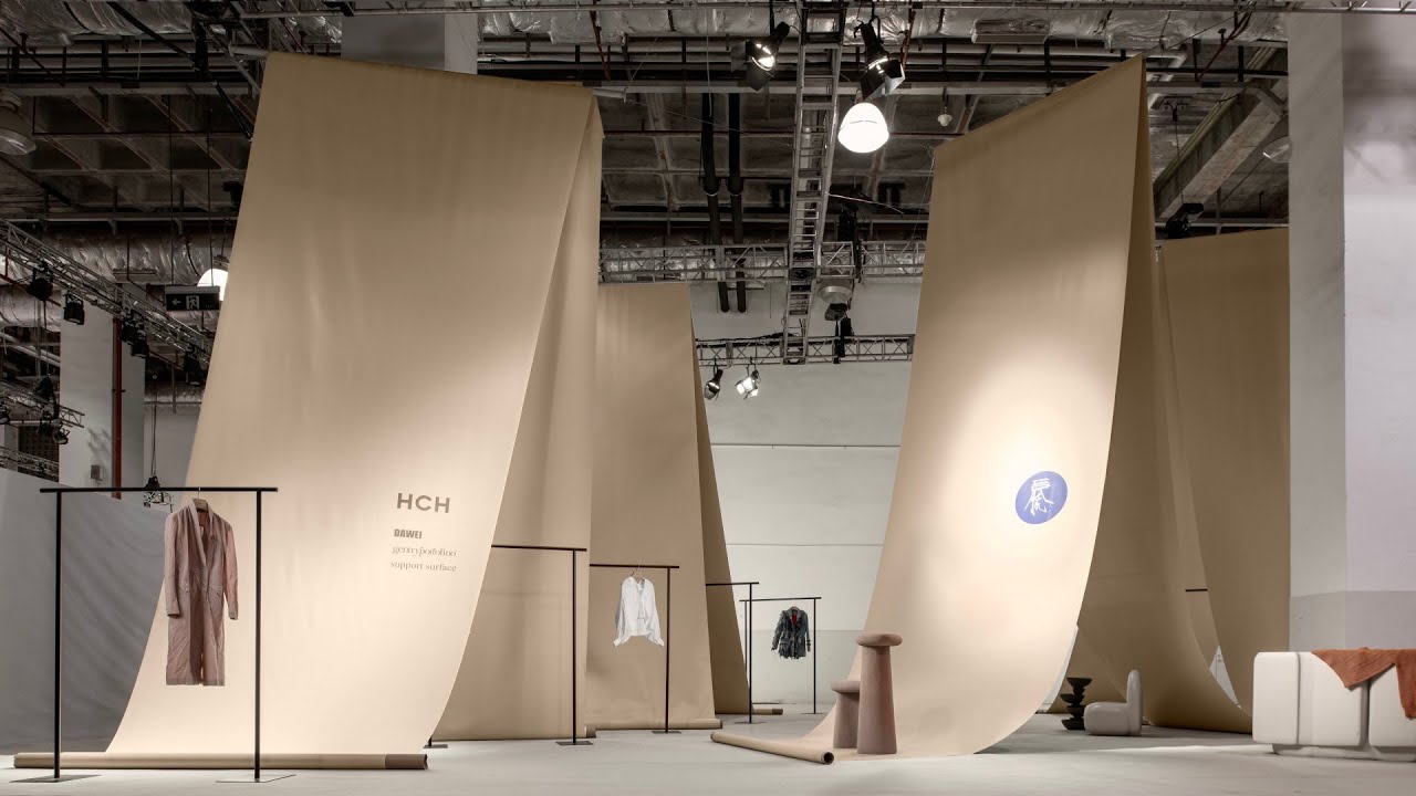 A trade-fair that can be turned into clothing