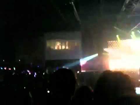 110610 SNSD-[Fancam] Jessica & f(x)-Krystal TikTok : SMTOWN LIVE WORLD TOUR in PARIS 2011