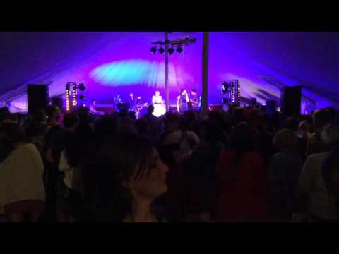 Alison David and The Earthquakes perform Tainted Love