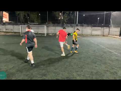 Goncho caminando en un partido de fútbol