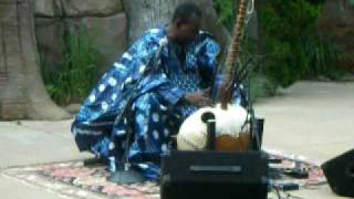 Toumani Diabate playing the kora