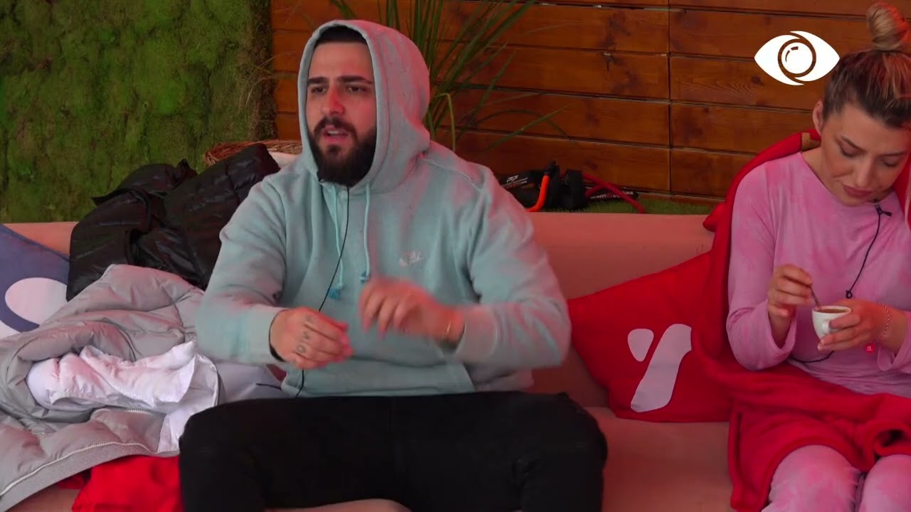 Banorët dëgjojnë muzikë, këndojnë dhe bisedojnë në verandë