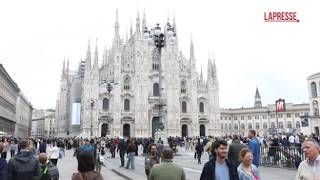I turisti tornano in piazza Duomo a Milano il giorno dopo gli scontri