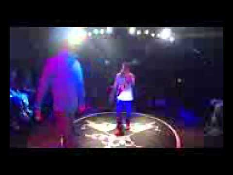 Chuty vs Fisko   Semifinal   Red Bull Batalla de los Gallos 2013 Oficial) (bajaryoutube com)