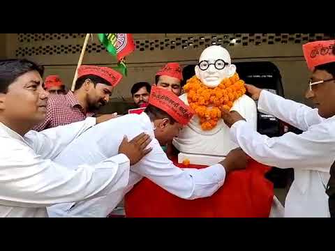 Uttar Pradesh | SP Leader Hugs A Statue & Cries... "Bapu" On Gandhi Jayanti | #Shorts | Viral Video