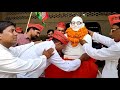 Uttar Pradesh | SP Leader Hugs A Statue & Cries... "Bapu" On Gandhi Jayanti | #Shorts | Viral Video