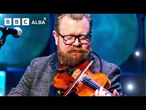 Dàimh le The Elegant Man  - Cèilidh na Bliadhn’ Ùire 2025 | BBC ALBA