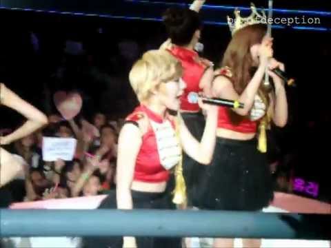SNSD Concert 101211 the girls on the boat