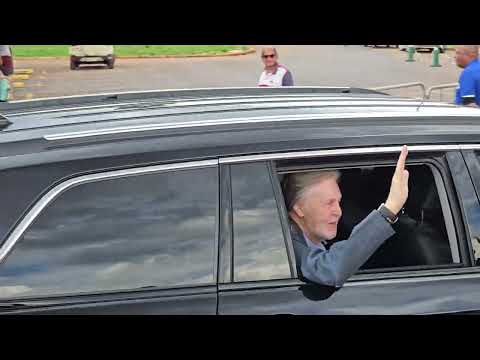 Video Paul McCartney chegando para show no estádio Mané Garincha Brasília 2023
