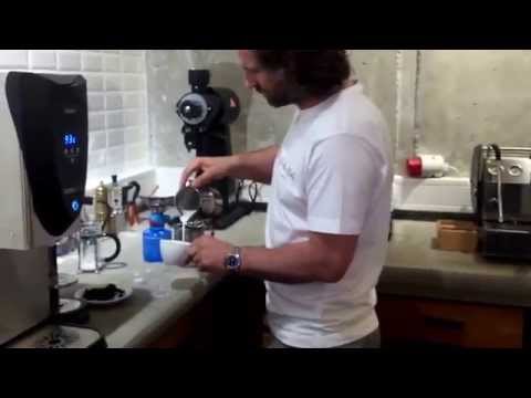 咖啡師Dritan Alsela的拿鐵藝術培訓。 (Latte art training by Barista Dritan Alsela)