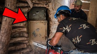 Abrimos dois cofres secretos escondidos na parede