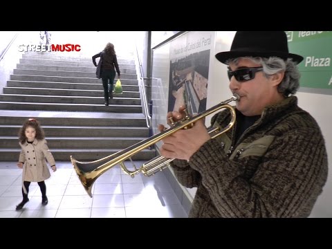 El trompetista de jazz Juan Carranza toca 
