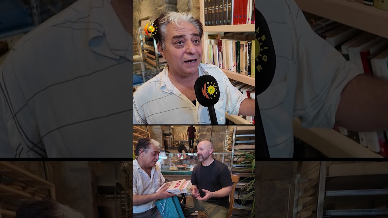 ڤیدیۆ | گەنجێکی ئەمریکی لە دیمەشق کافێیەکی کتێبی کوردی دەکاتەوە